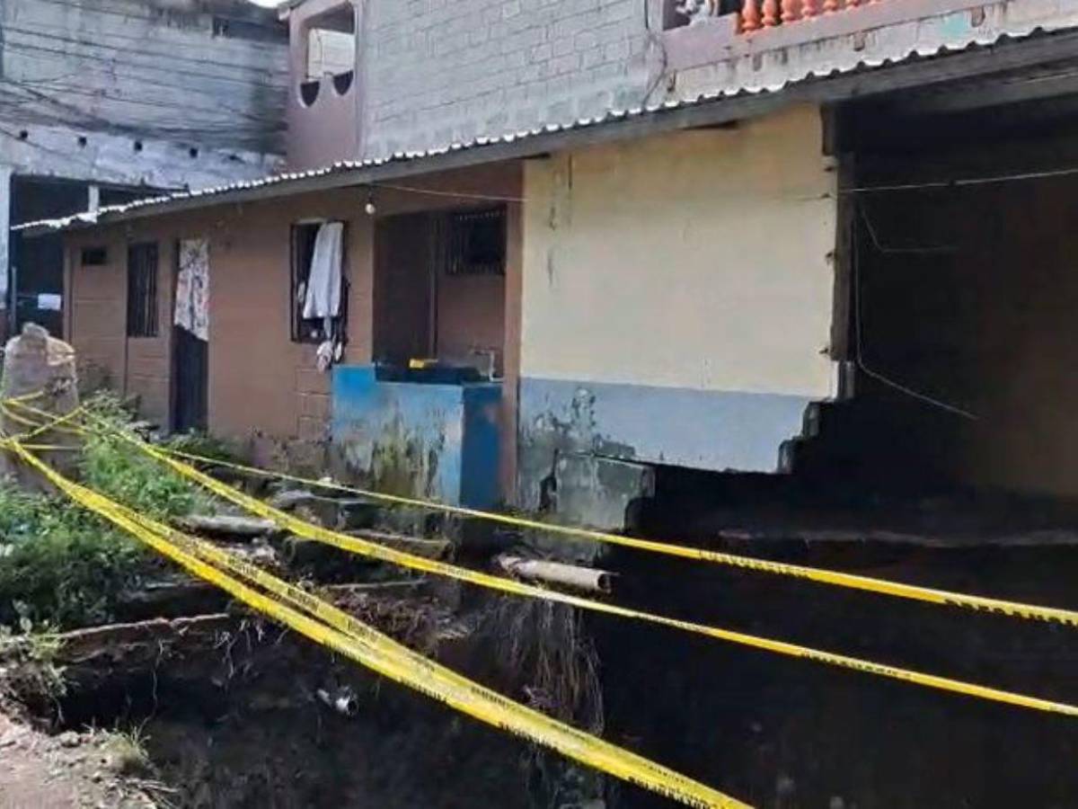 Enorme socavón pone en peligro a vecinos de la colonia Centroamérica Oeste
