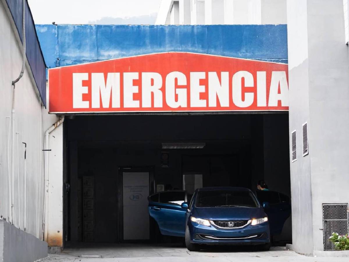 Tristeza y rostros desencajados: Familiares de Orinson Amaya llegan a la clínica donde falleció