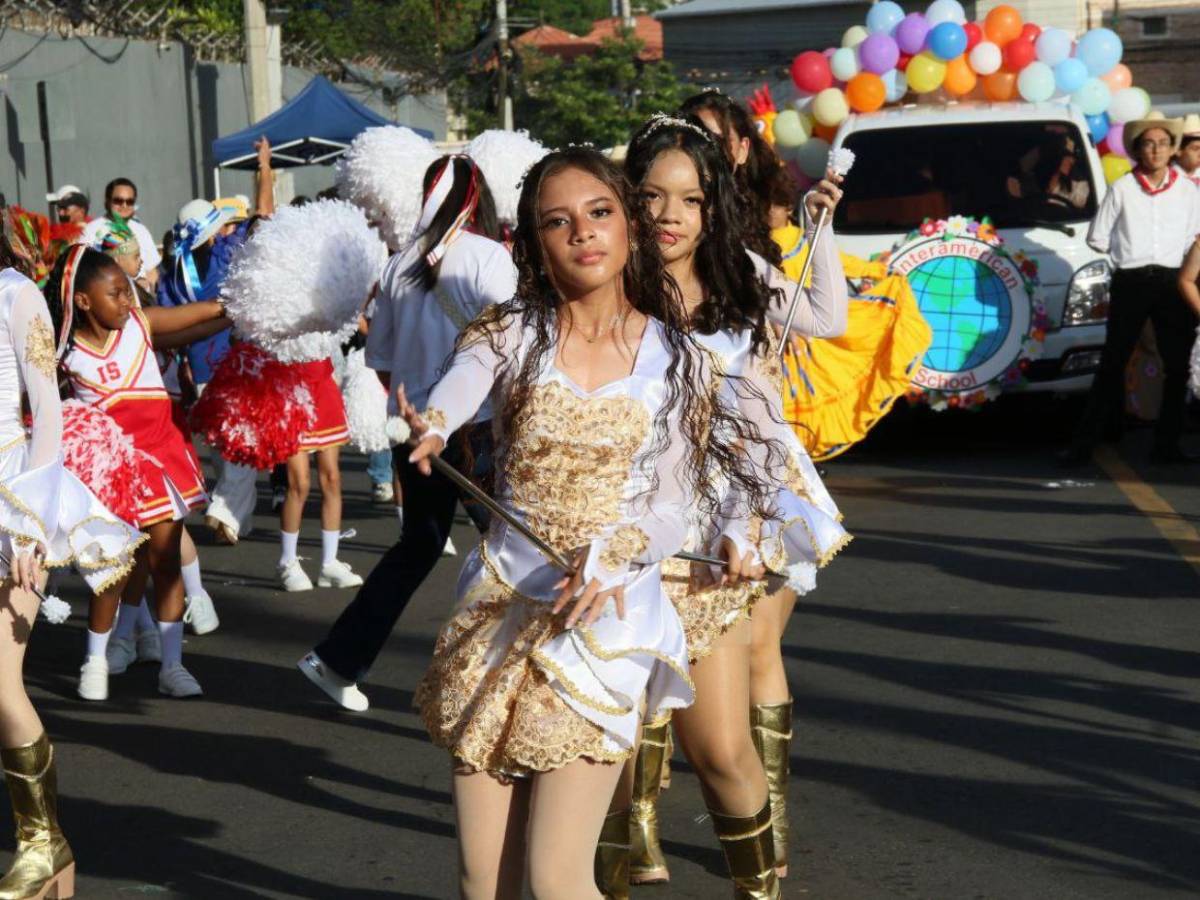 Las bellas palillonas y pomponeras que amenizaron los desfiles de educación básica 2025