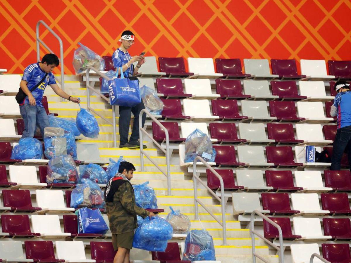 ¡Ejemplar! Aficionados japoneses se quedan para limpiar el estadio tras vencer a Alemania en Qatar 2022