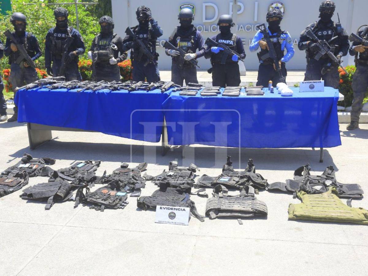 Armas, drogas e indumentaria policial: lo que decomisaron a líder de “La Kleivona”