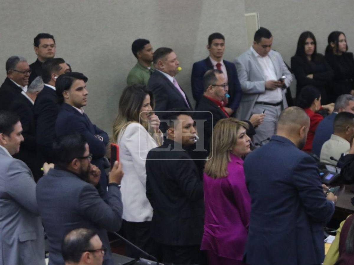 Diputados de Libre sacan silbatos en medio de lectura de denuncias de juicio político
