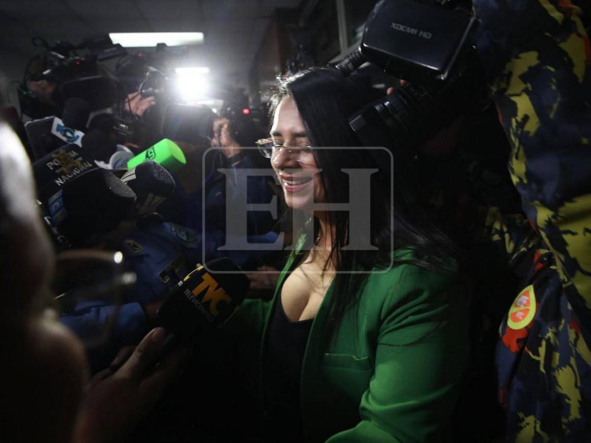 Sonriendo y asegurando no ser corrupta, así llegó diputada Isis Cuéllar a la CSJ