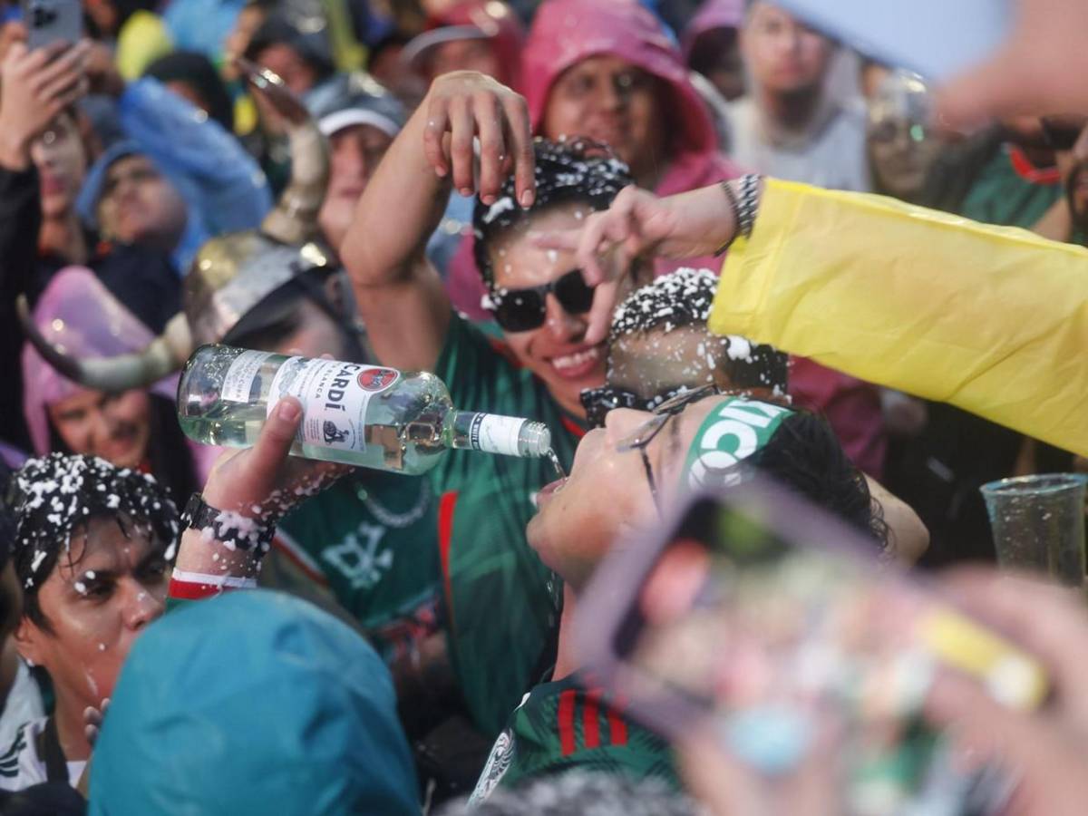 Suben a cuatro los muertos en festejo por triunfo de México: Fue una oleada de gente