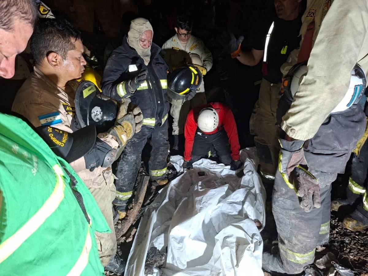 Una imagen que duele: el intenso rescate de la pequeña Leyret Nahiara Aguilar Rodríguez
