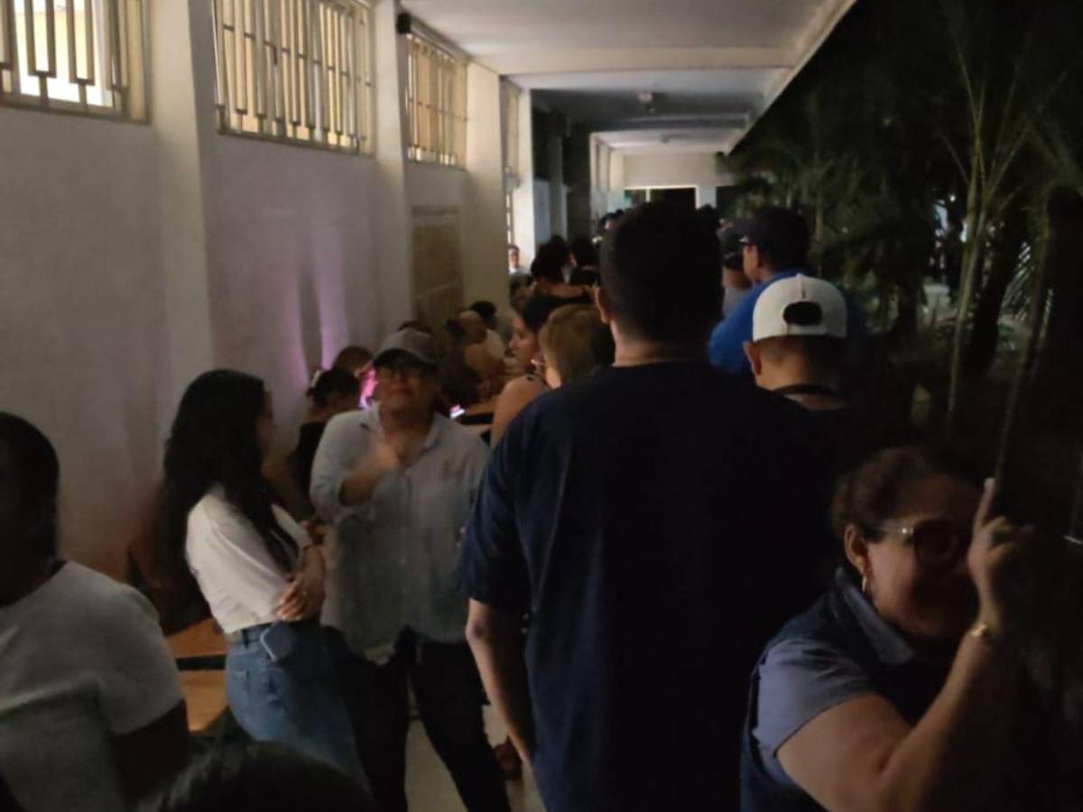 ¡A oscuras y cansados! Miles de hondureños se mantienen en centros de votación que abrieron tarde