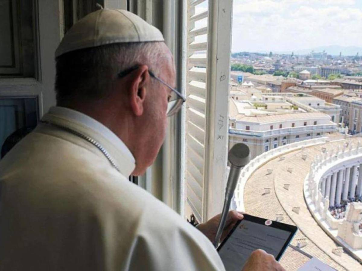 La fotografía del Papa Francisco sosteniendo una tablet con la cámara tapada causó polémica.