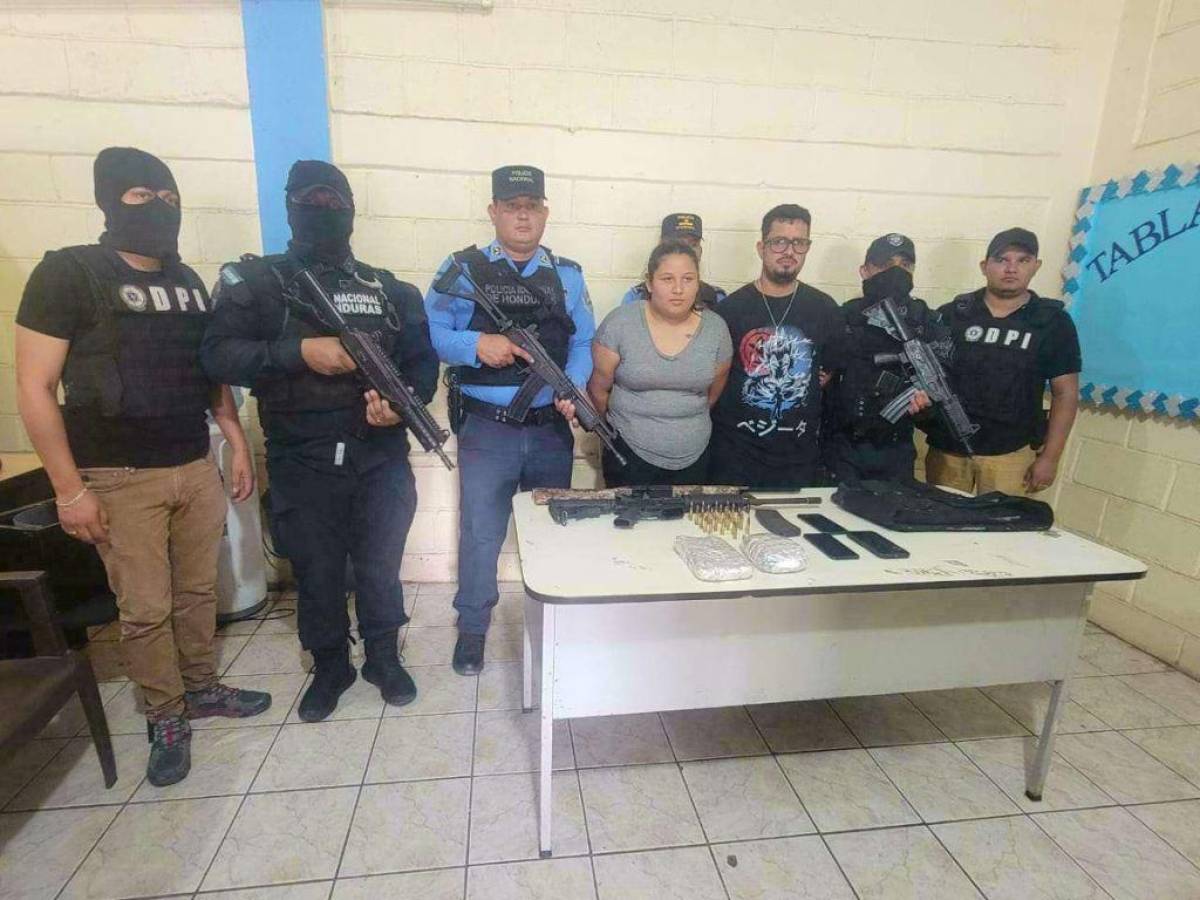 Con dos kilos de cocaína y un AR-15 capturan una pareja en Juticalpa, Olancho