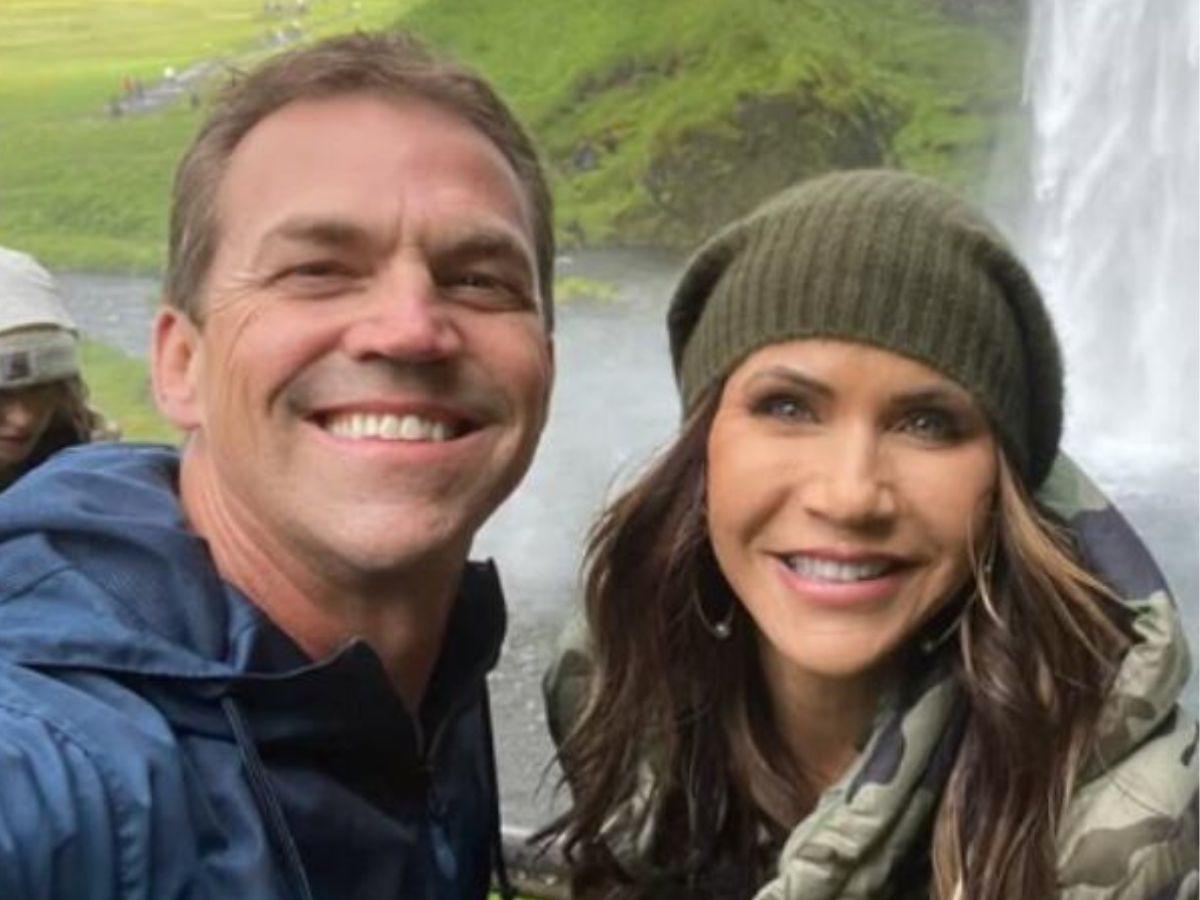 Difunden supuestas fotos del esposo de Kristi Noem usando senos postizos