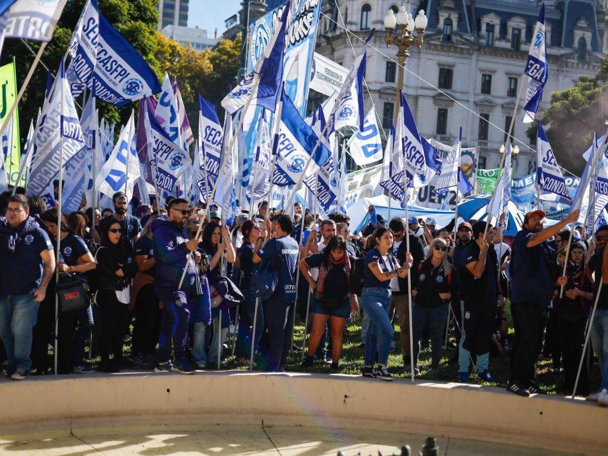 Miles de argentinos marchan contra las políticas de Milei en el Día del Trabajador