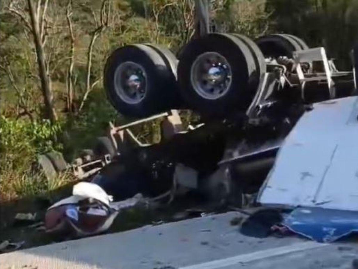 ¿Qué provocó el accidente entre rastra y bus en Quimistán?: “No le salió la curva”