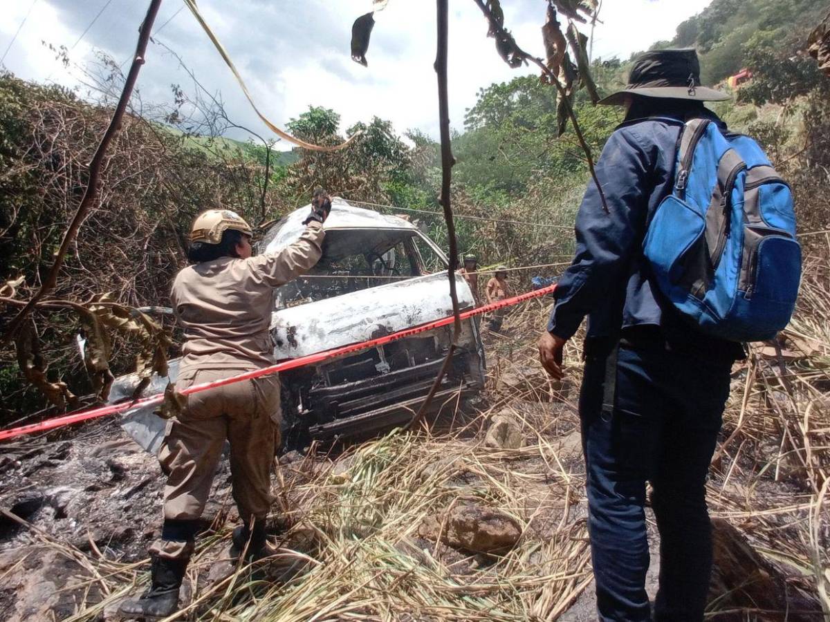 Iba a exceso de velocidad y se llevó un poste: lo que se sabe de fatal accidente en Cofradía