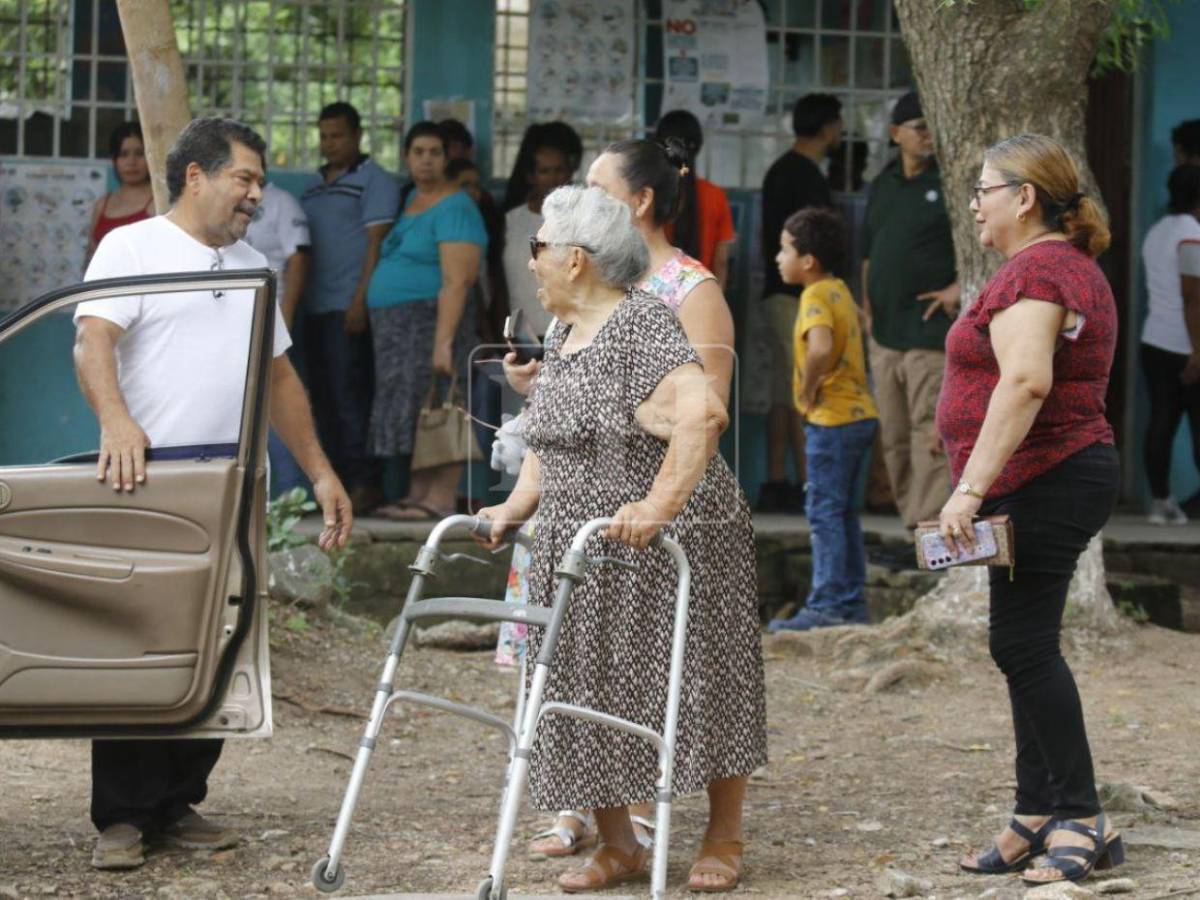 No hay límites cuando se trata de la democracia: jóvenes y adultos mayores acudieron a las urnas