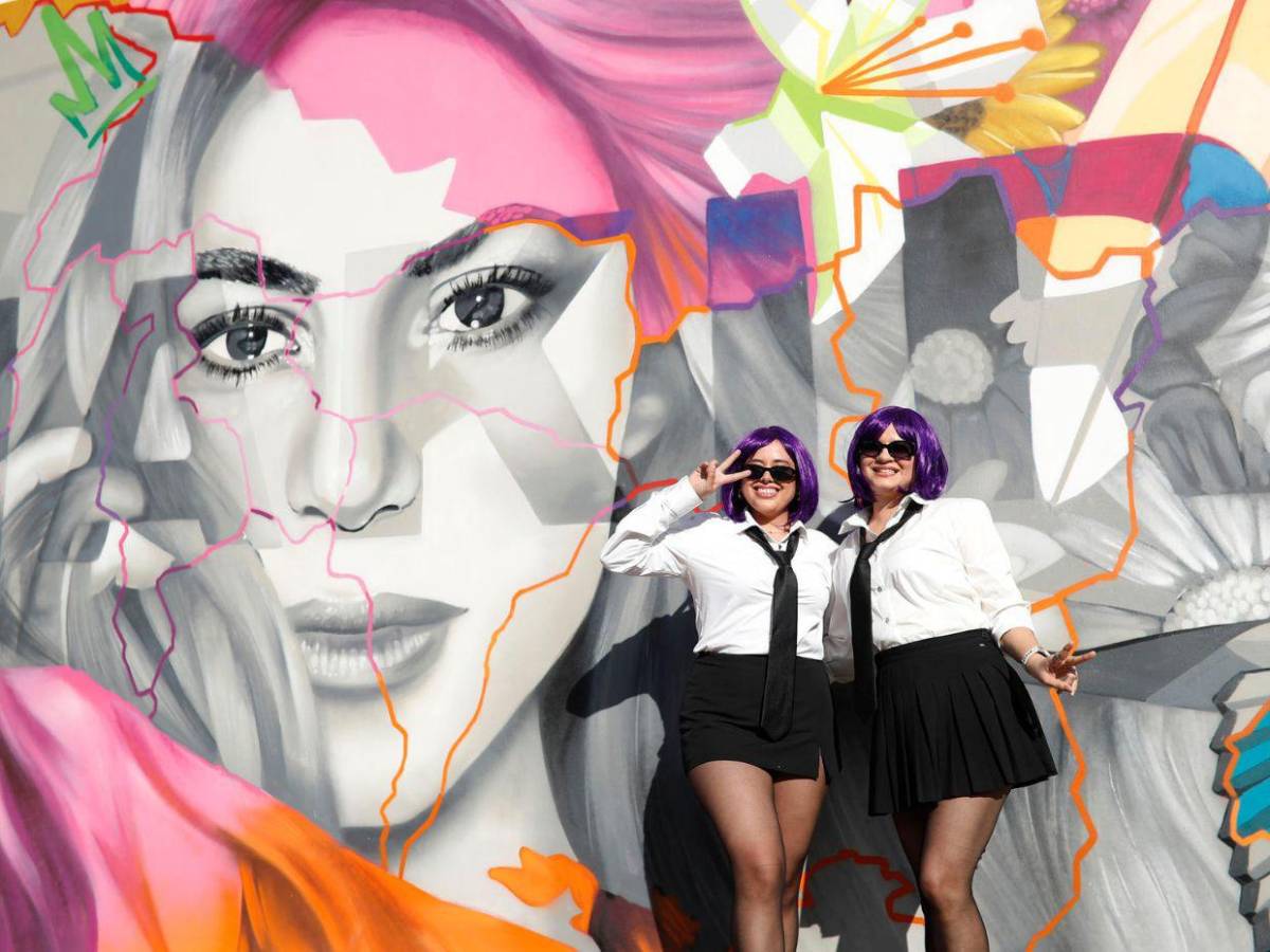 Pelucas moradas y látex negro: así esperan los centroamericanos a Shakira en San Salvador