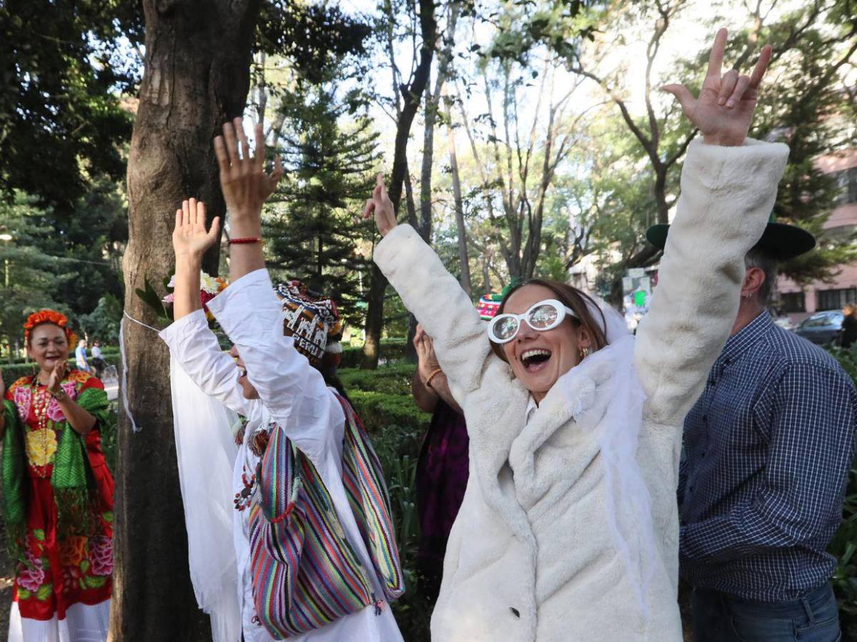 Una boda poco común: 11 personas “se casan” con un árbol en CDMX para alzar la voz contra la deforestación