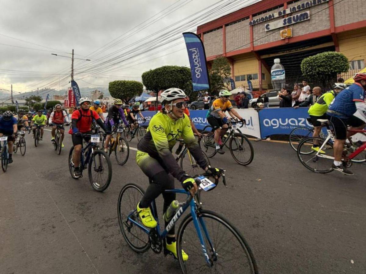 Entre tensión y emoción, así estaban los ciclistas antes de arrancar la Vuelta EL HERALDO 2025