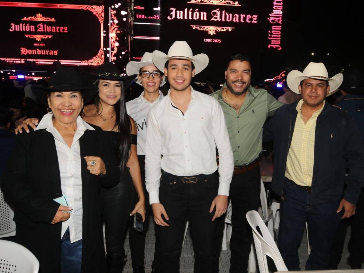 Sombreros, botas y flecos: la moda norteña del público en el concierto de Julión Álvarez