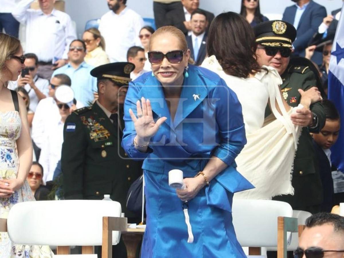 Familia presidencial engalana el estrado principal durante los desfiles patrios