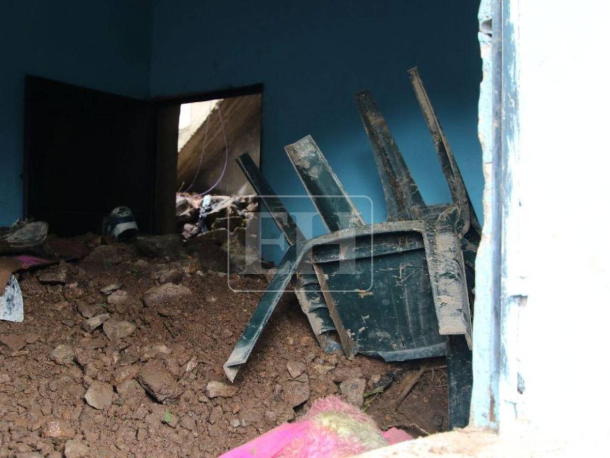 Afectados por deslizamiento en la Villa Unión regresan para conocer daños tras deslizamiento