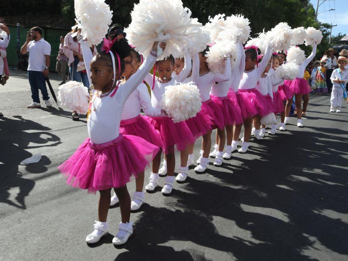 Así fue el desfile de prebásica en el bulevar Kennedy: color, música y alegría infantil