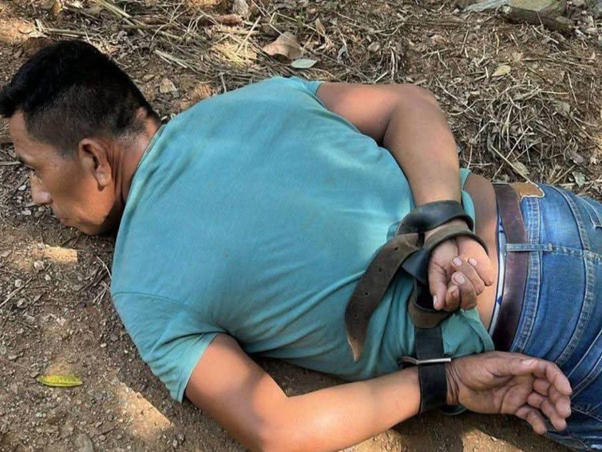 Enmontañado y sin poder salir de la isla: captura de hombre que mató a su expareja en Roatán