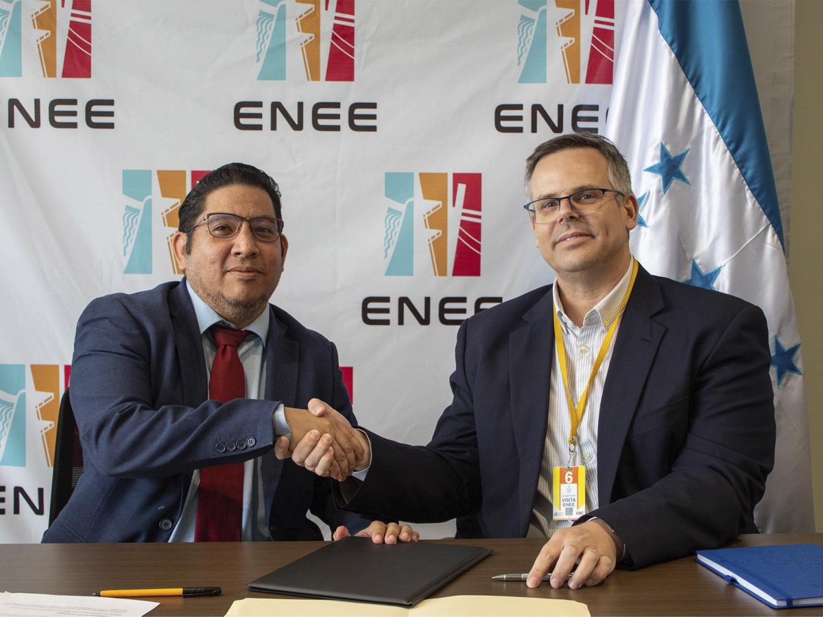 Erick Tejada, ministro de Energía en Honduras, junto a Fernando Gil Marín de Elecnor S.A. suscribieron acuerdo para iniciar los trabajos