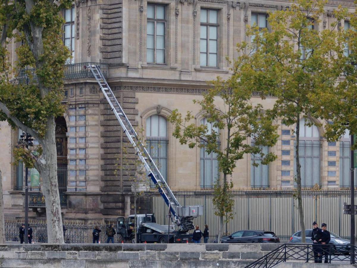 Cuatro ladrones y siete minutos: Lo que se sabe del robo de joyas de la corona francesa en el Louvre