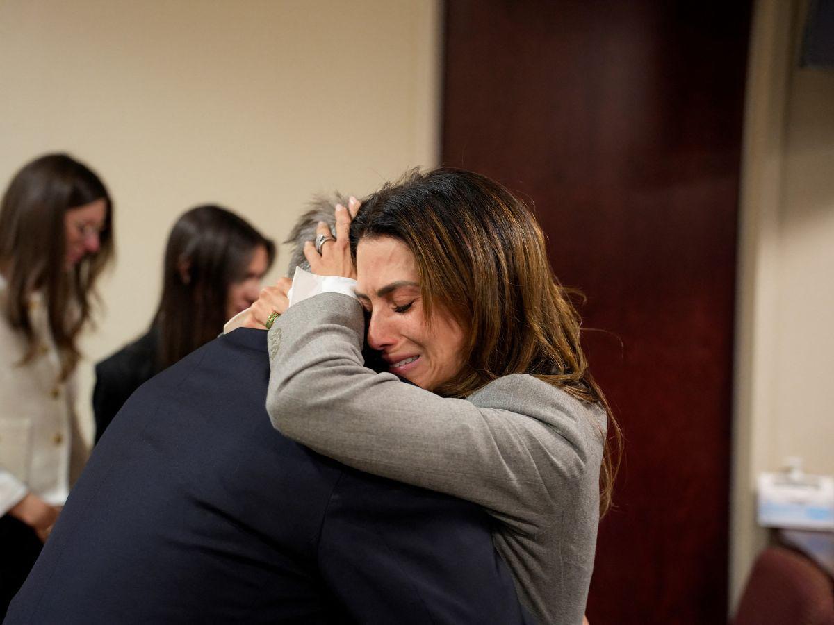 Baldwin y su esposa Hilaria lloraron de emoción tras escuchar la anulación del juicio.