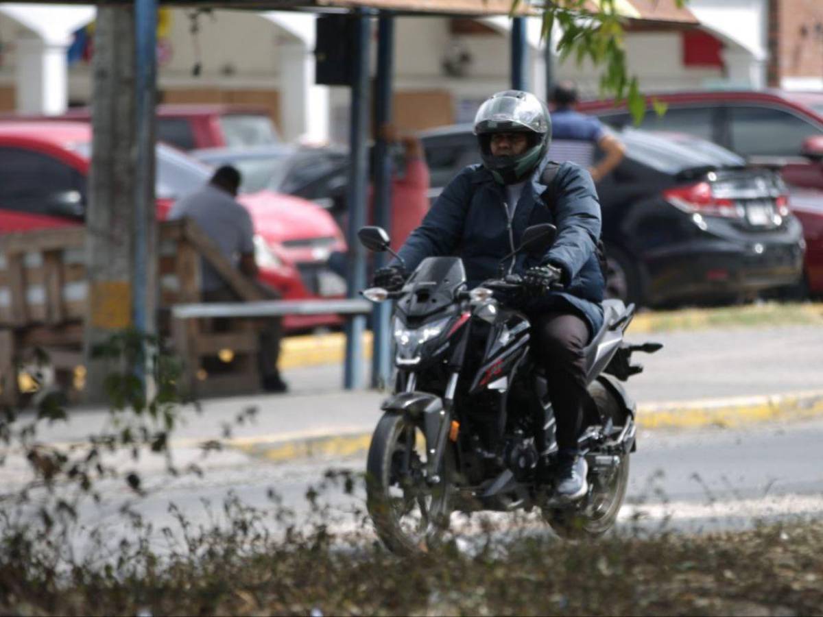 ¿Solo durante la noche? Horario en el que se debe usar el chaleco reflectante en motocicletas