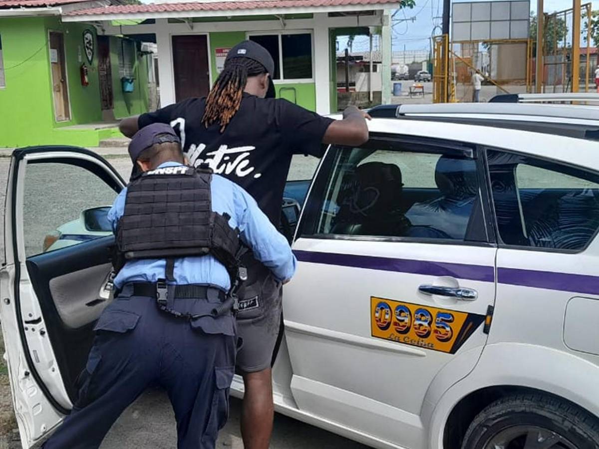 Con un millón de lempiras embalados capturan a tres hombres en muelle de cabotaje de La Ceiba
