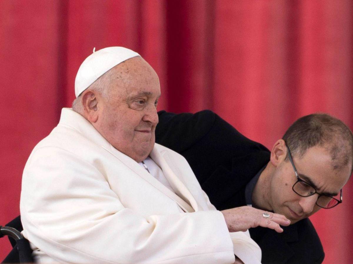 El cambio físico del papa Francisco: de líder enérgico a paciente frágil