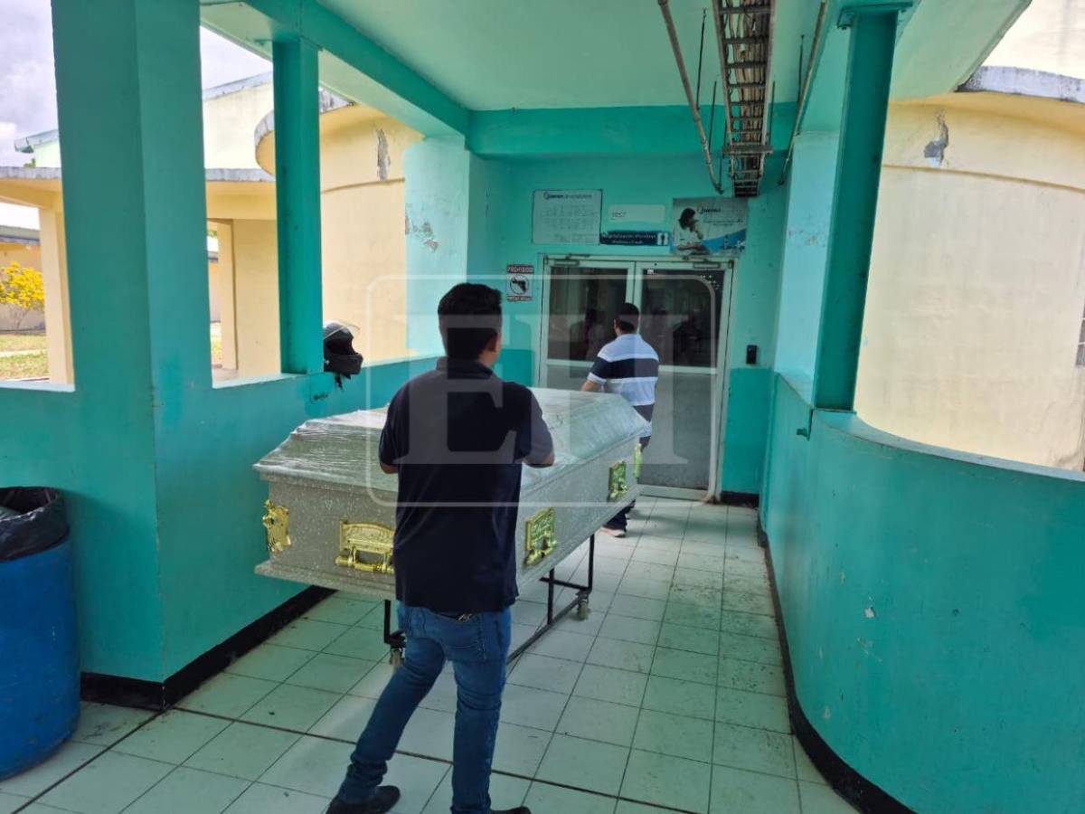 Con equipo de bomberos sacan el féretro de Nasser Hilsaca; murió pesando más de 630 libras