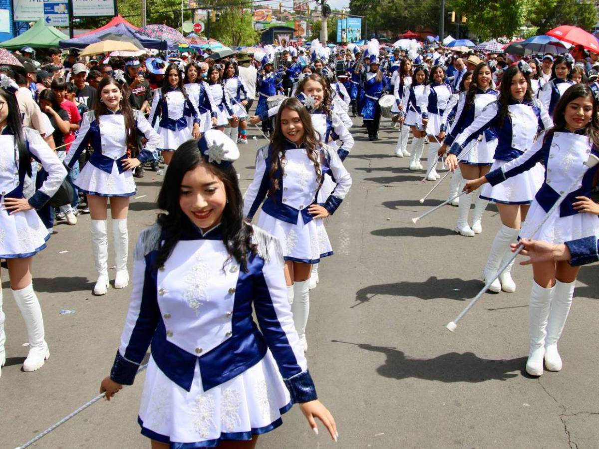 Con preparadas coreografías y atuendos cívicos, palillonas del Hibueras rindieron honor a la patria