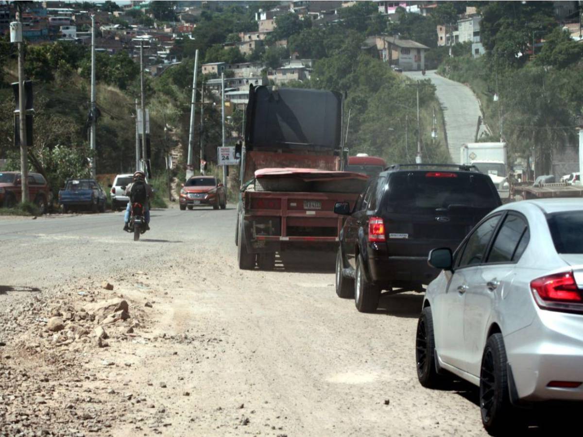 Entre baches y polvo: el lento avance de la carretera hacia Olancho