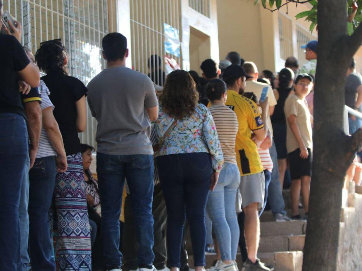 Desilusión en las urnas: tras largas filas, ciudadanos abandonan centros de votación