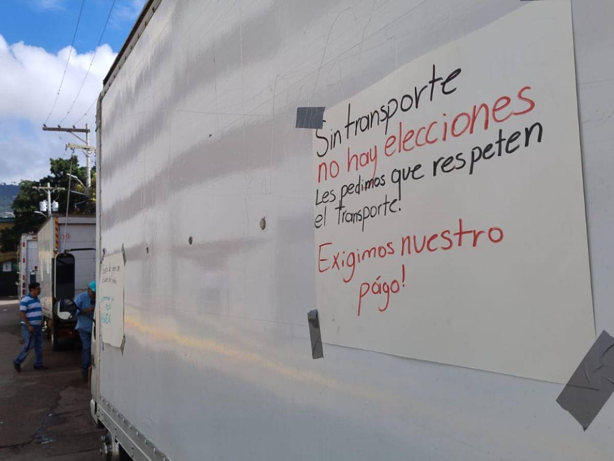 Conductores y dueños de camiones protestan frente al CNE por deuda de L 67 millones