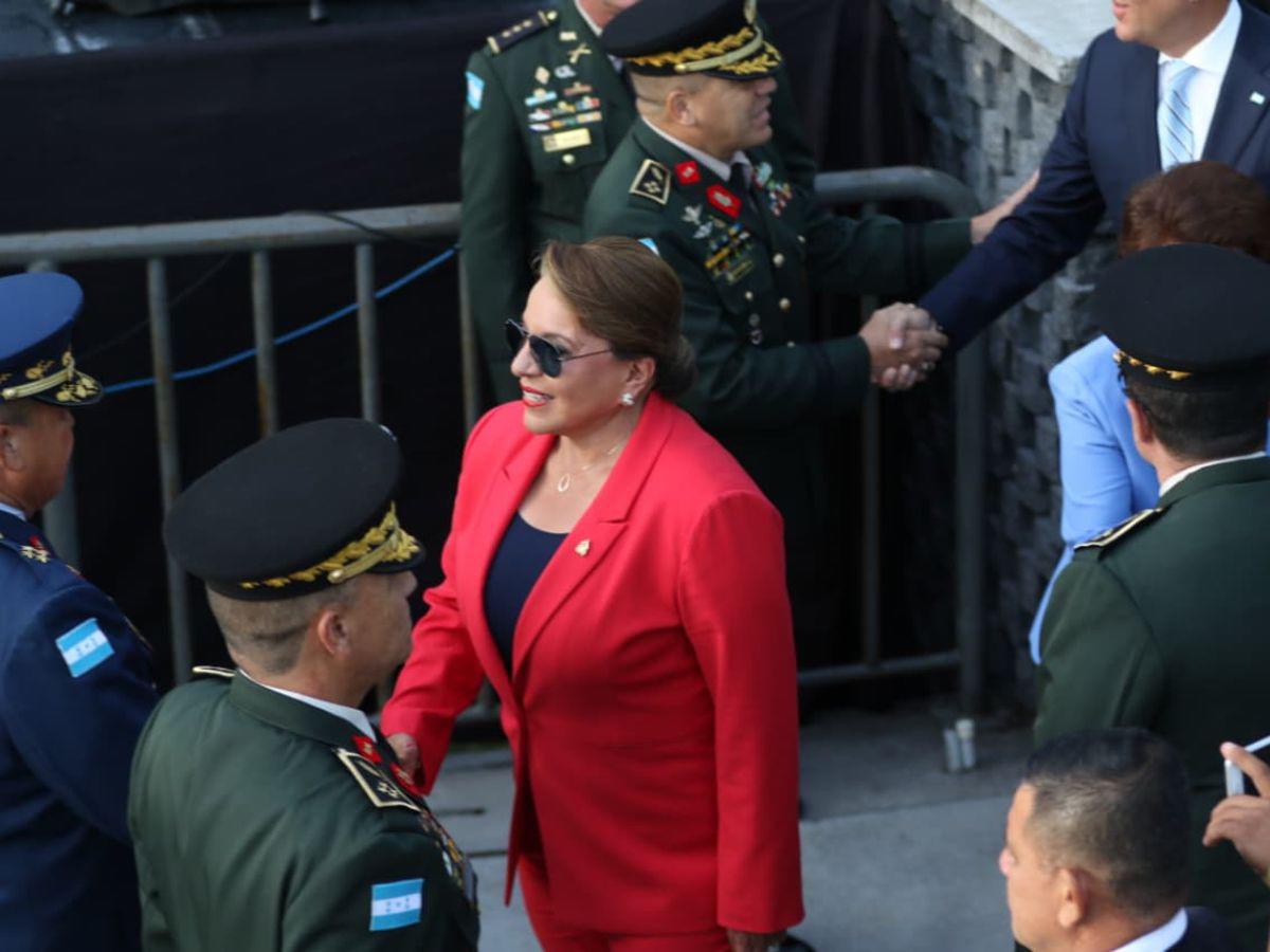 Presidenta Xiomara Castro llegó vestida con los colores de Libre a inauguración del mes patrio