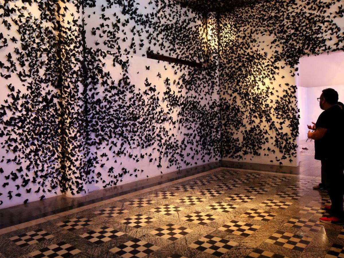 Nube negra: Un bivaque surrealista de 30,000 mariposas de papel invaden el MIN