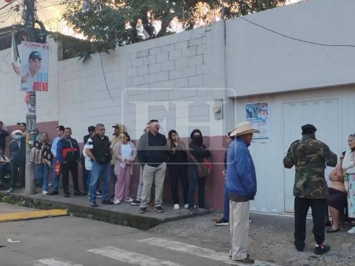 Hondureños madrugaron a esperar apertura de urnas para votar