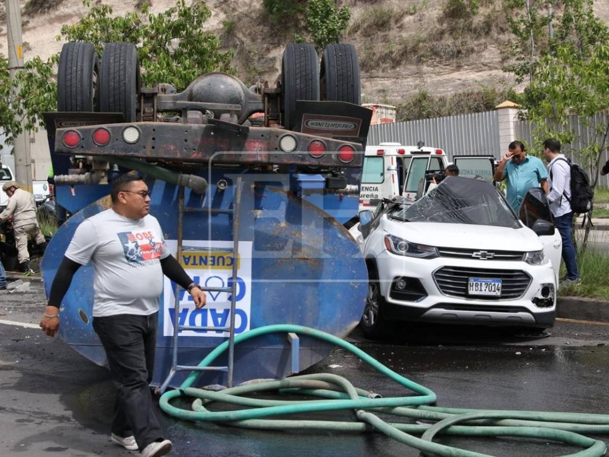 Aplastados quedaron vehículos tras volcamiento de camión cisterna en anillo periférico