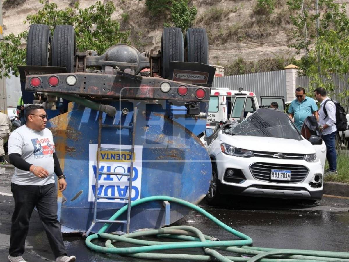 Aplastados quedaron vehículos tras volcamiento de camión cisterna en anillo periférico