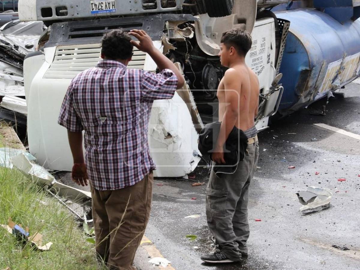 Aplastados quedaron vehículos tras volcamiento de camión cisterna en anillo periférico