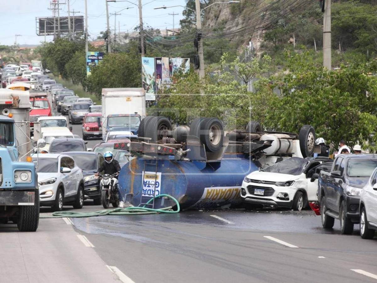 Aplastados quedaron vehículos tras volcamiento de camión cisterna en anillo periférico