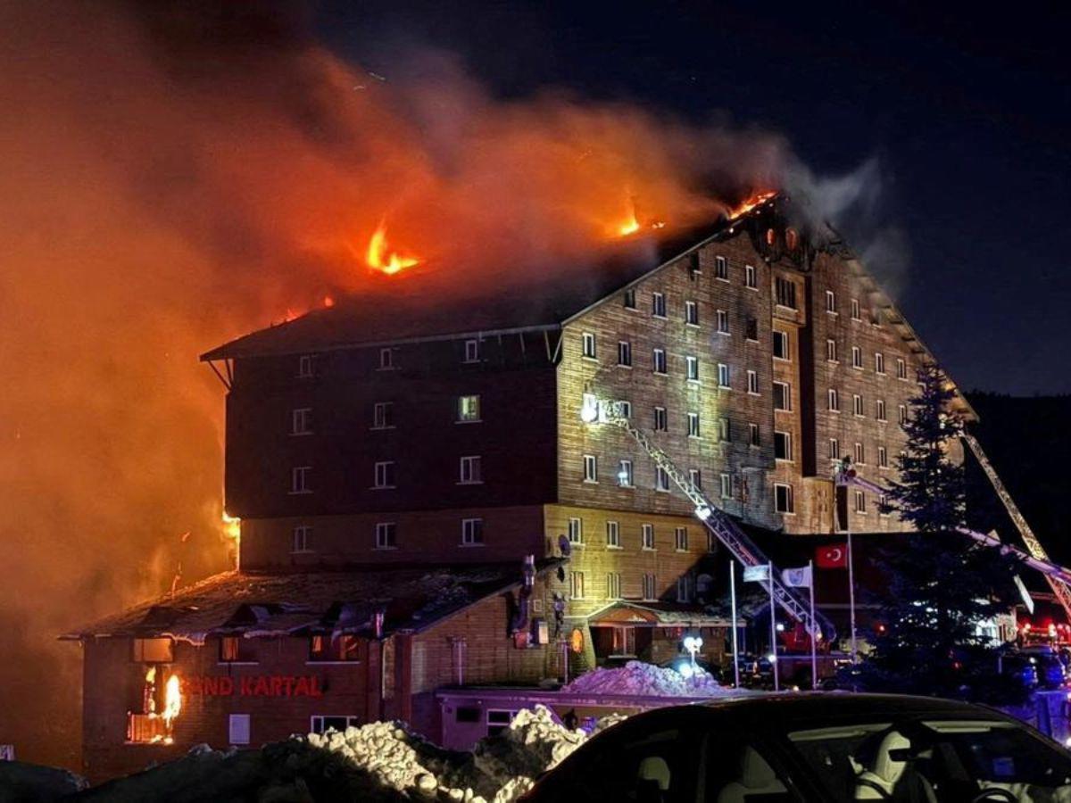 Voraz incendio en hotel de Turquía deja unas 69 personas muertas