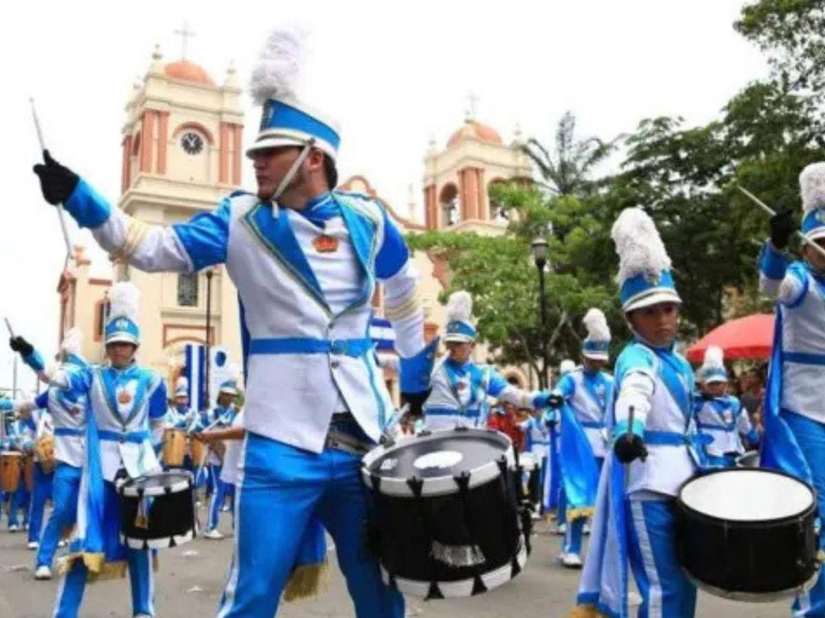 Educación investigará denuncias por extorsión vinculadas con los desfiles