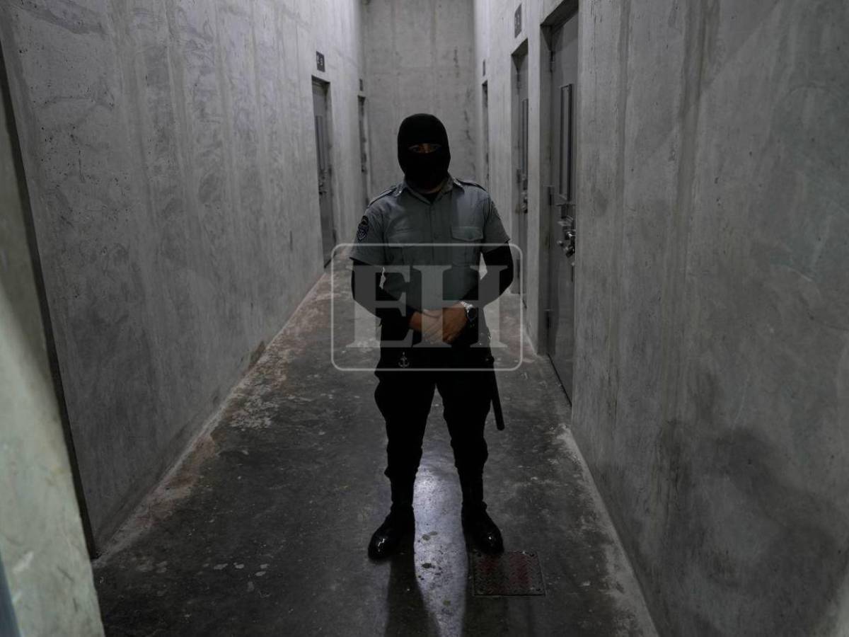 Barrio 18 y MS-13 conviven en la misma celda: las medidas del Cecot que el CN busca replicar en Honduras