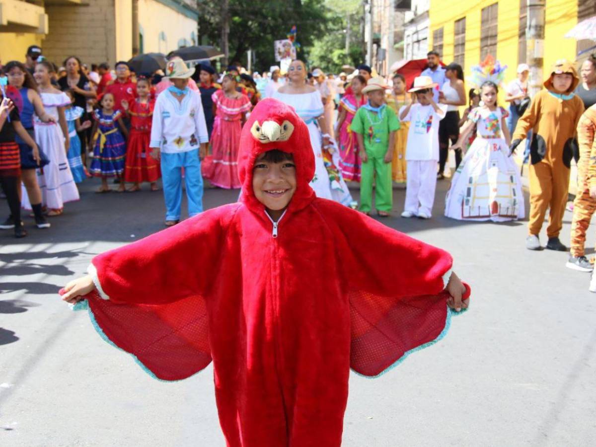 Hondureñitos demuestran su amor por la flora y la fauna en desfiles patrios 2025