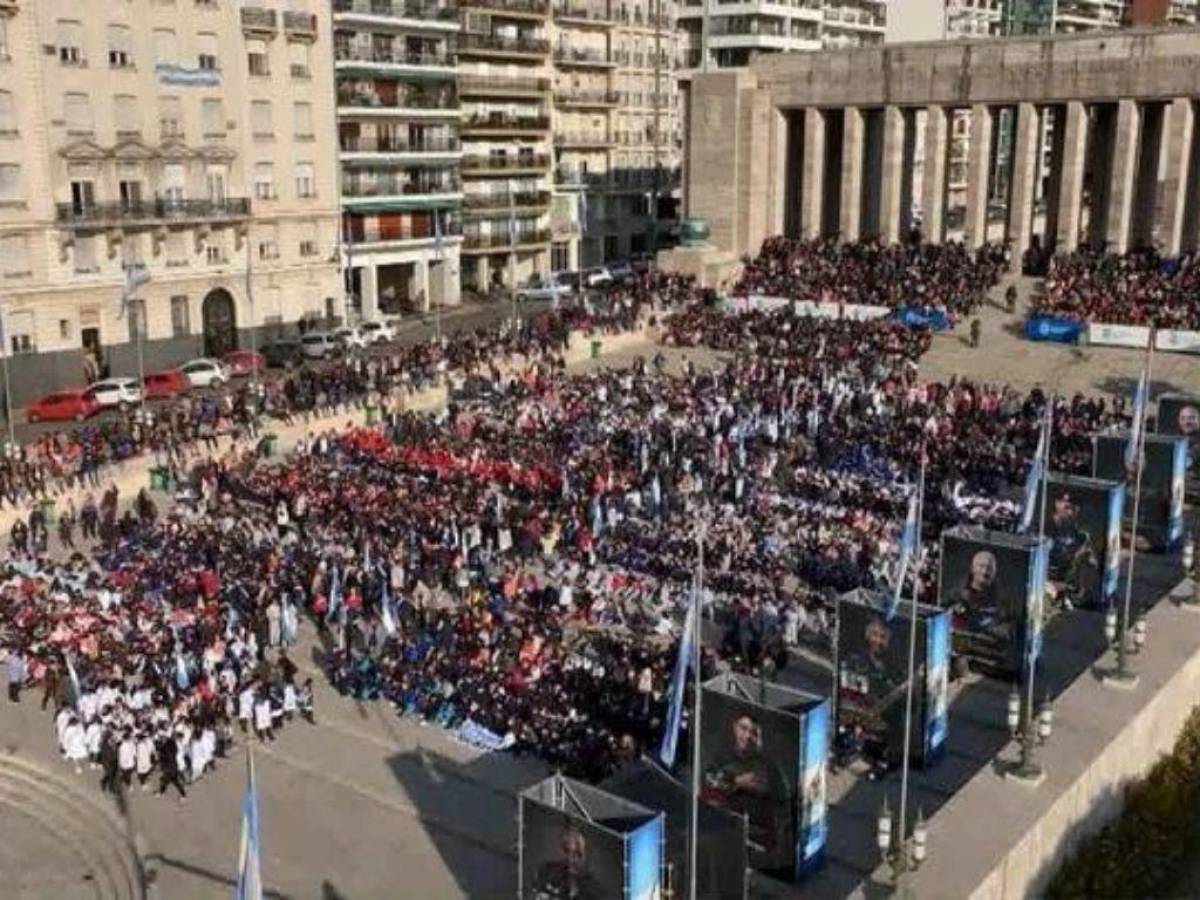 Impresionante regalo: 5,000 niños cantan en monumento de Argentina para festejar el cumpleaños de Messi