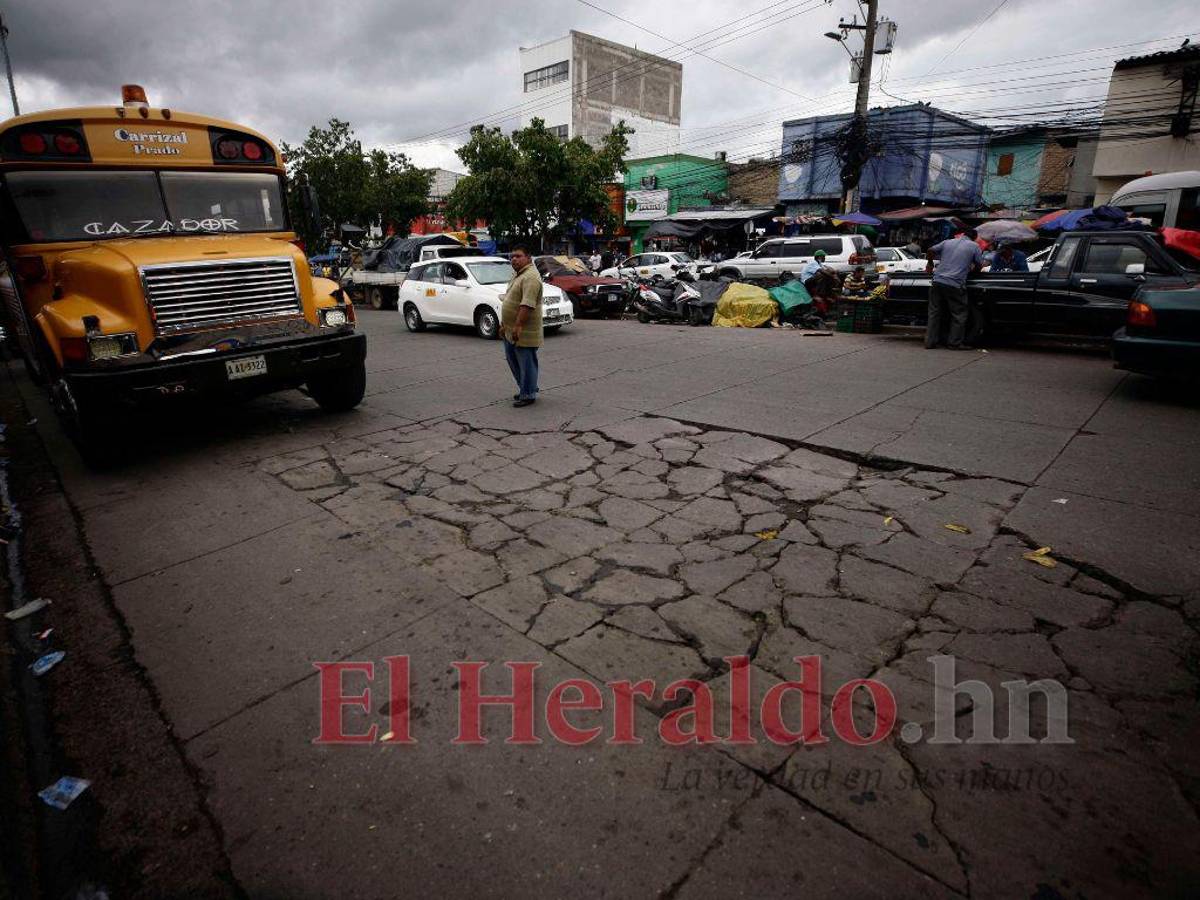 Las docenas de baches se extienden por los tres kilómetros pero se acentúan frente al mayoreo.