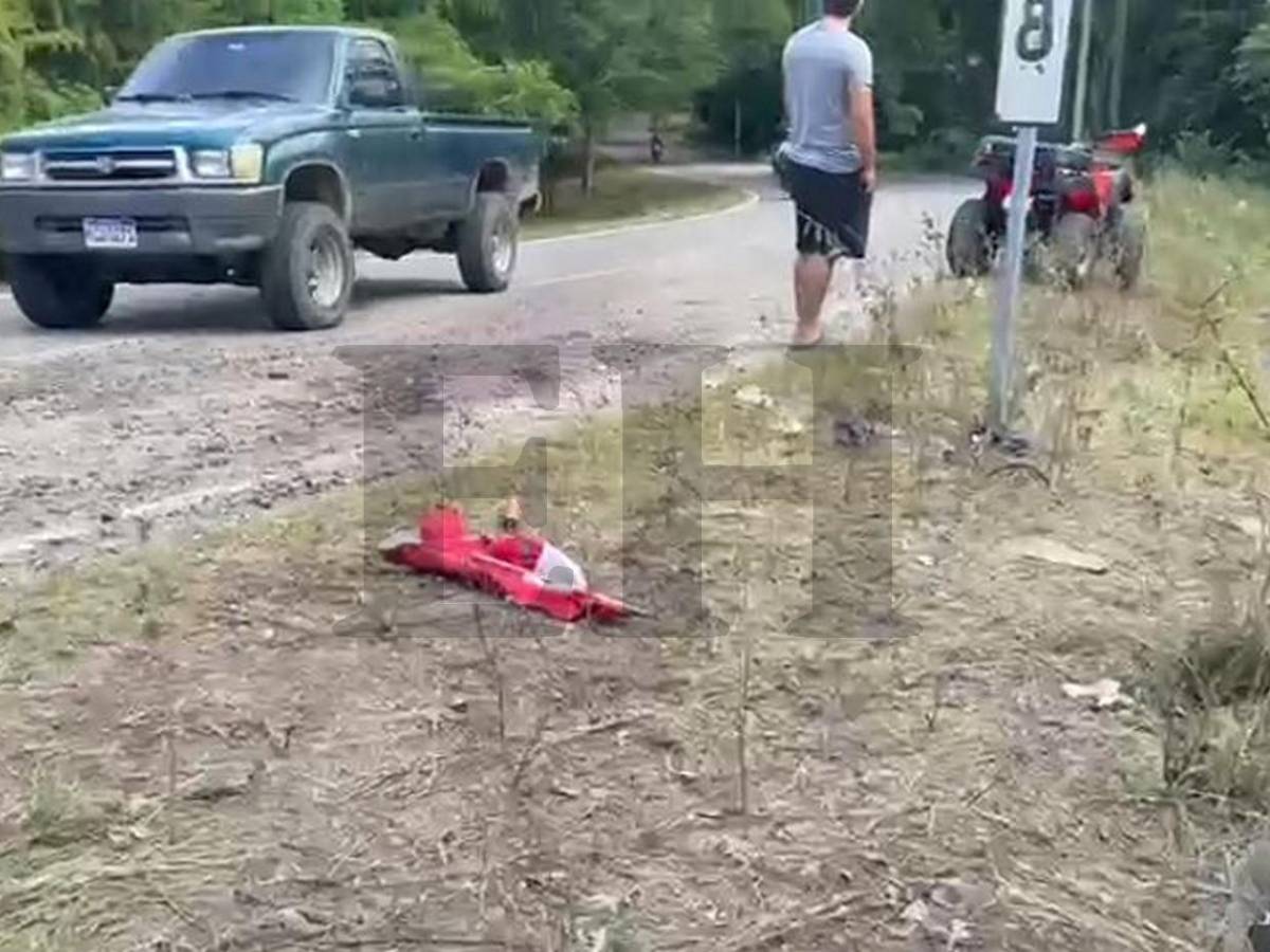 Zapatos, banderas y vidas destrozadas, evidencias en sitio del accidente en Santa Bárbara